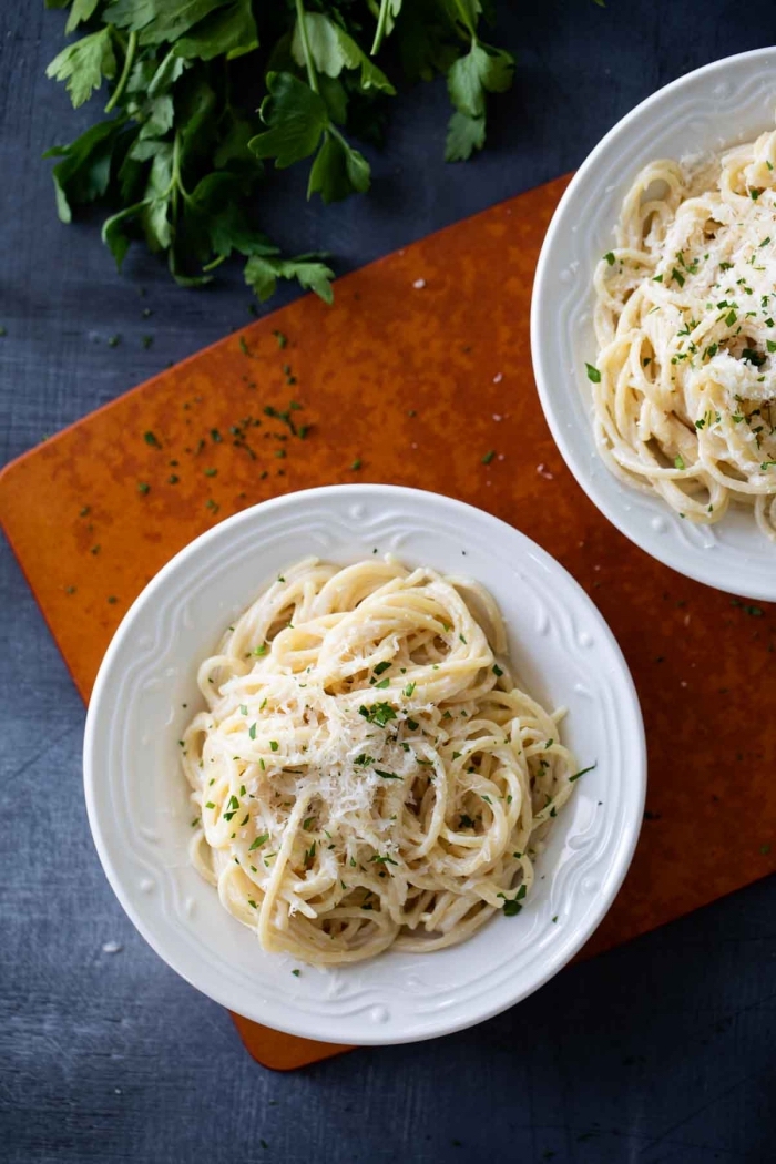 schnelles einfaches mittagessen für kinder, pasta mit kräutern, butter und parmesan käse