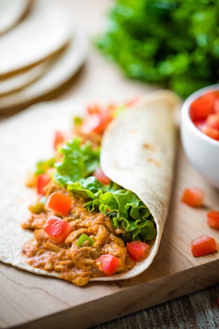 tortillas selber machen, einfache zubreitung, wraps mit hänchenfleisch, buffalo soße und cherry tomaten