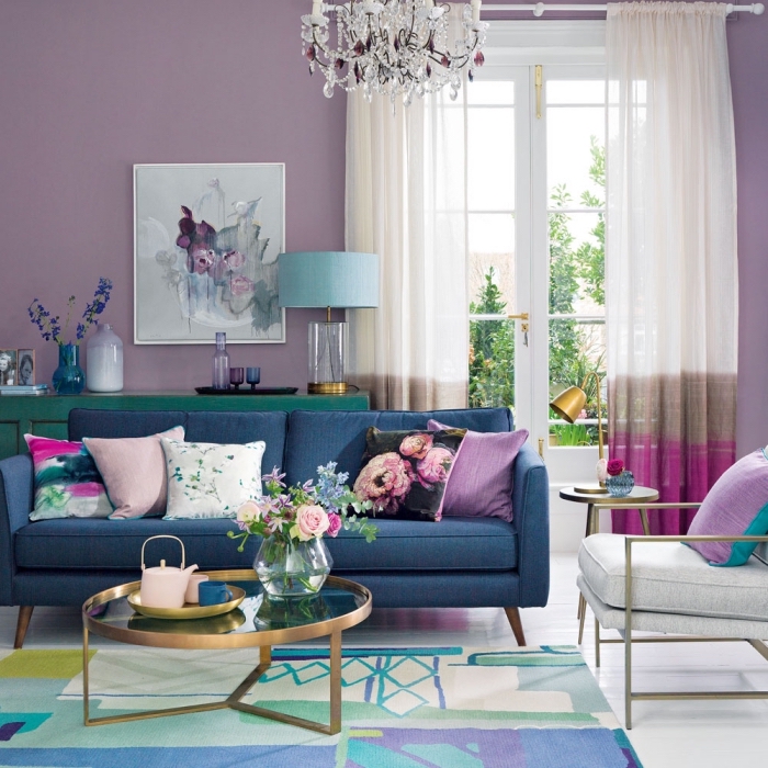 trandfarben 2019 wand, weiße gardinen, wohnzimmer deko, rosa farbakzente, blaues sofa