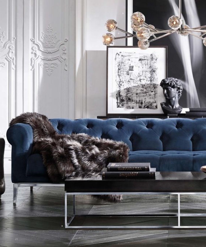 trendfarben 2020, dunkelblaues sofa, weiße wände, schwarzer kaffeetisch, desginer möbel