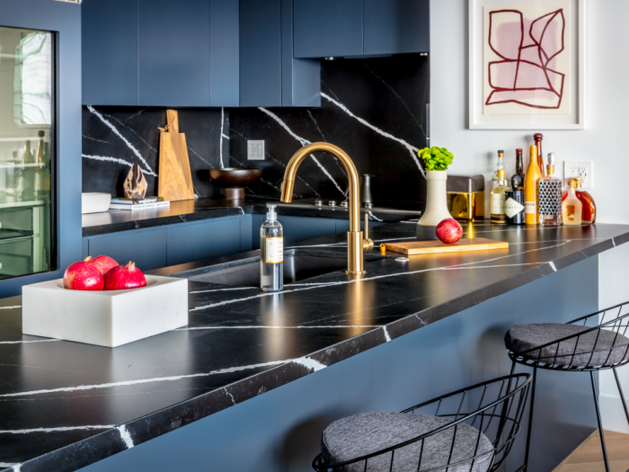 trendfarben 2020, küche einrichten, dunkelblaue küchenschränke, elemente aus messing, kocplatte in marmor optik