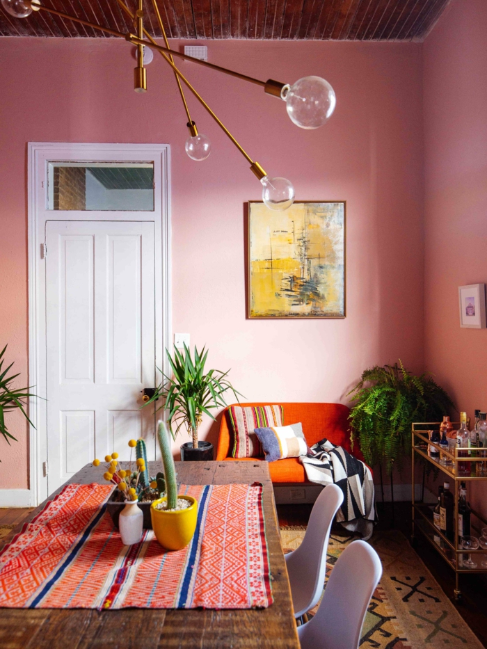 Passende Farbe zu rosa, Wohnzimmer Einrichtung in rosa mit gelben Töne, kleiner Sessel in orange, bunte Tischdecke