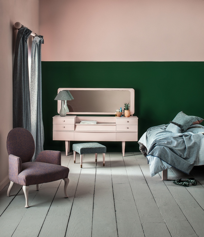 Aktuelle Wohnraumfarben, Wand gefärbt in zwei Farben altrosa und grün, Schreibtisch in altrosa Farbe, kleiner Sessel in lila Farbe, Bettwäsche in grüne Töne