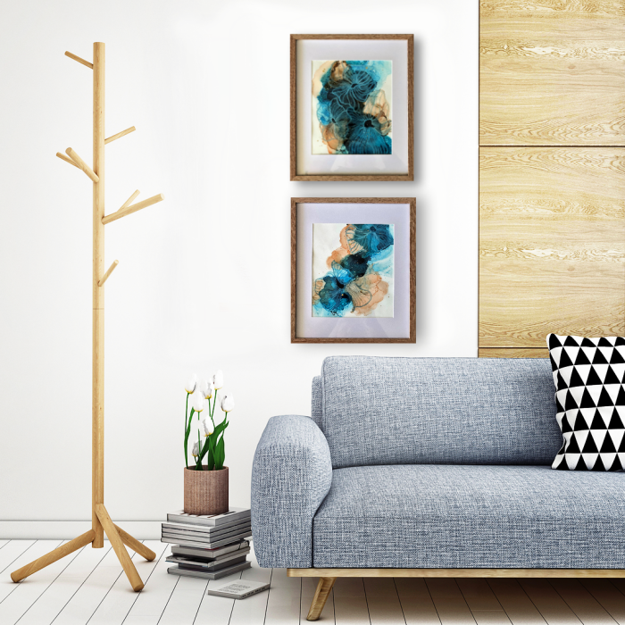 wandfarben trends wohnzimmer, weiße wand, graues sofa, abstrakte bilder, kissen mit geometrischem motiv