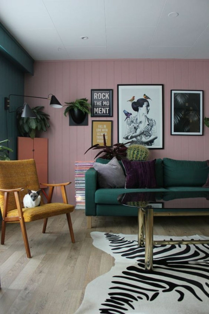 Pastell rosa Farbe, großes Couch in grüne Farbe, schwarz weißer Teppich, Stuhl in gelb, Wandfarbe altrosa