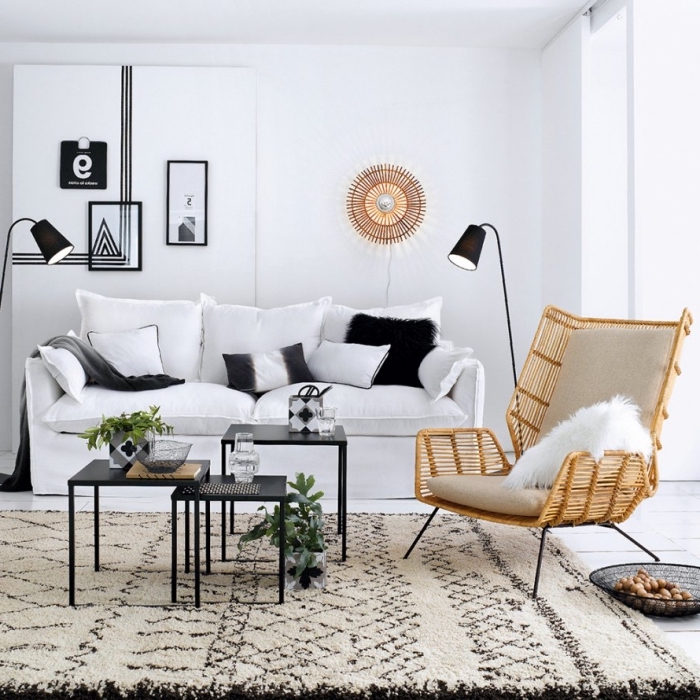 wohnzimmer farben 2019, einrichtung in weiß und schwarz, desginer sessel aus rattan