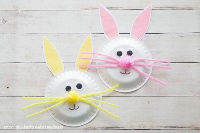 gelbe und pinke Osterhasen Dekoration aus weißem Pappteller, Bastelideen zu Ostern, einfache Idee zum Basteln mit Kindern