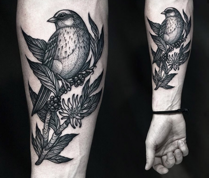 arm tattoo mann, blackwork tätowierung, vogel am zweig mit beeren und blüten