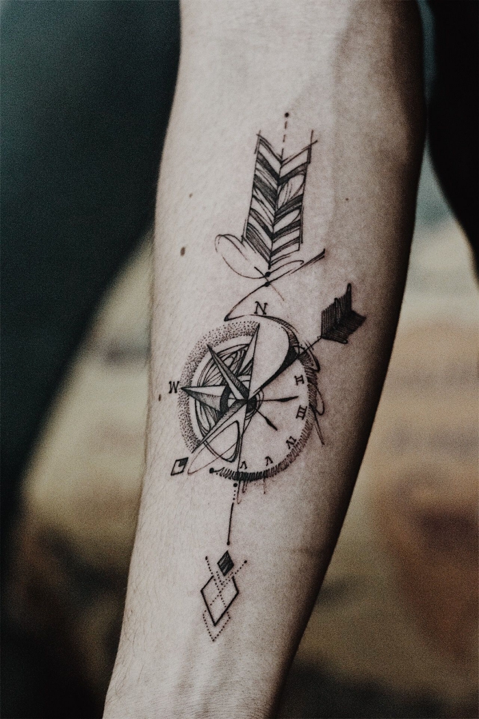 arm tattoo mann, die besten move für mönner, kompass mit uhr und pfeil