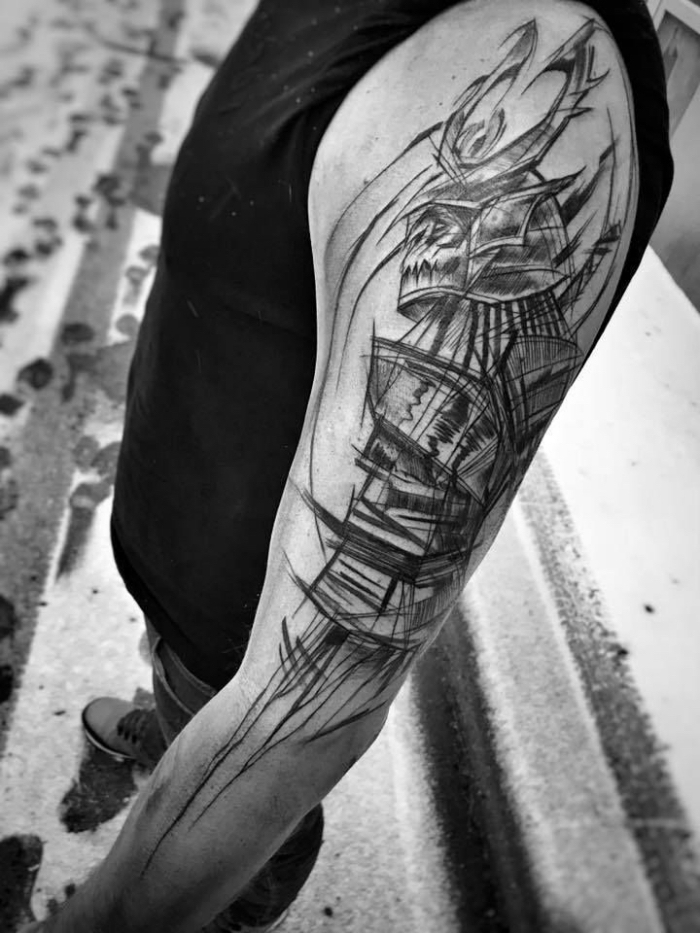arm tattoo mann, große tätowierung mit samurai als motiv, blackwork