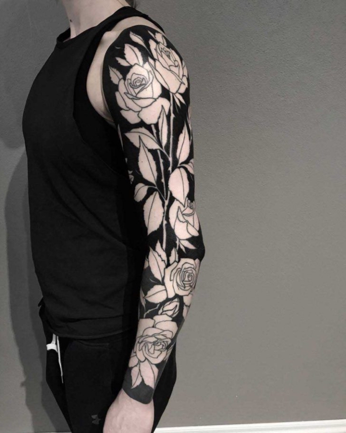 arm tattoo mann, sleeve in schwarz und grau, weiße rosen als mtoiv, große tätowierung