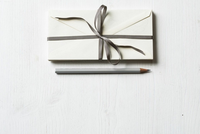 weiße Briefumschläge gebunden mit grauem Band, grauer Bleistift, Arten von Briefumschläge