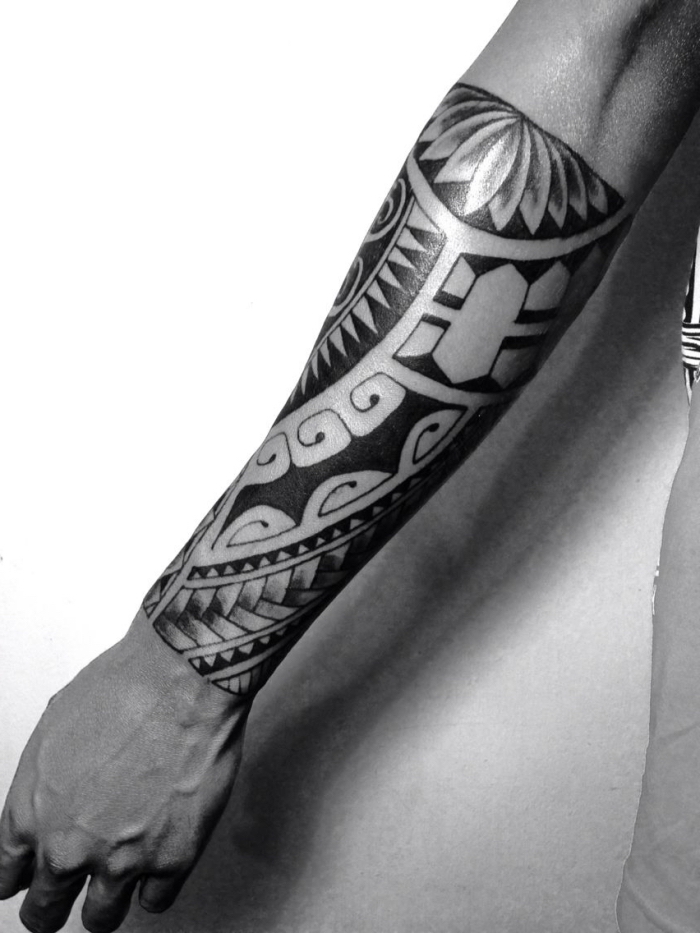bilder tattoo ideen für männer, blackwork tätowierung mit polynesichen symbolen als motiv