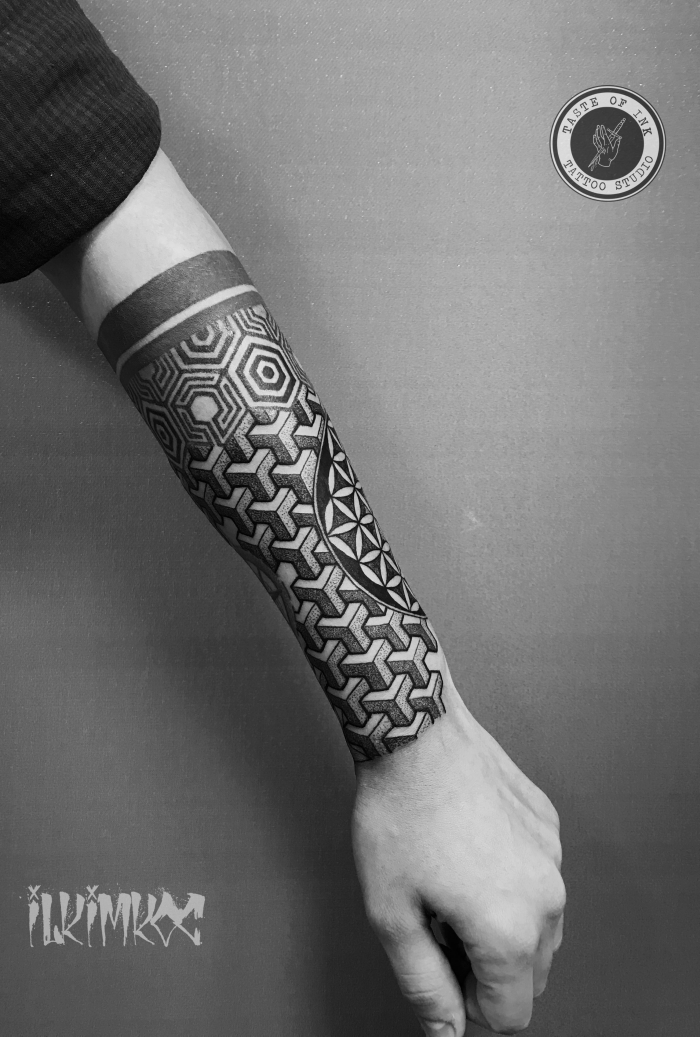 bilder tattoo ideen für männer, geometrische tätowierung am unterarm, blackwork