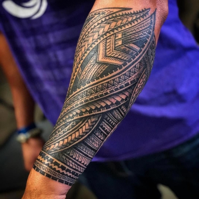 bilder tattoo, tribale motive, detaillierte tätowierung am unterarm, polynesische symbole