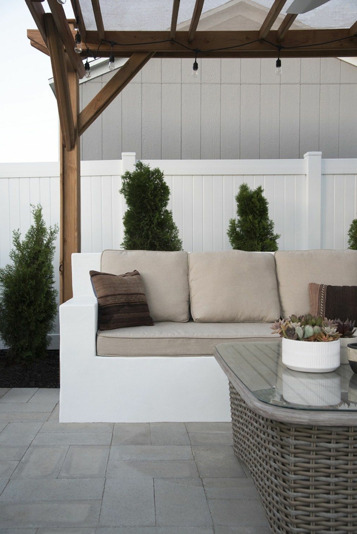 beton ideen für den Garten, Gestaltung mit Pergola, Sichtschutz aus Holz bemalt in weiß, pinterest Garten, moderne Einrichtung vom Garten