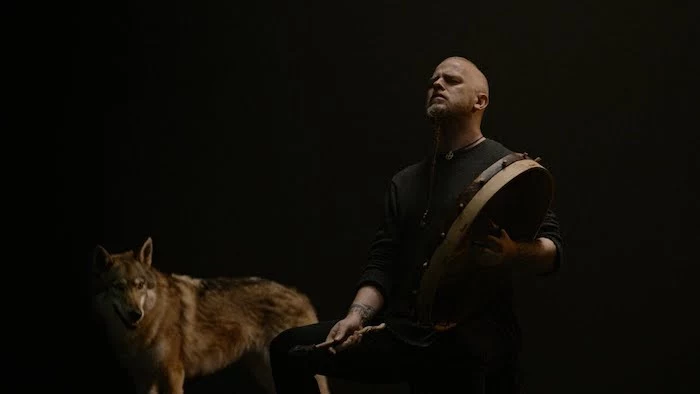 der gründer der band warduna einar selvik und ein wolf, wardruna veröffentlichte das erste video zu dem song gra 