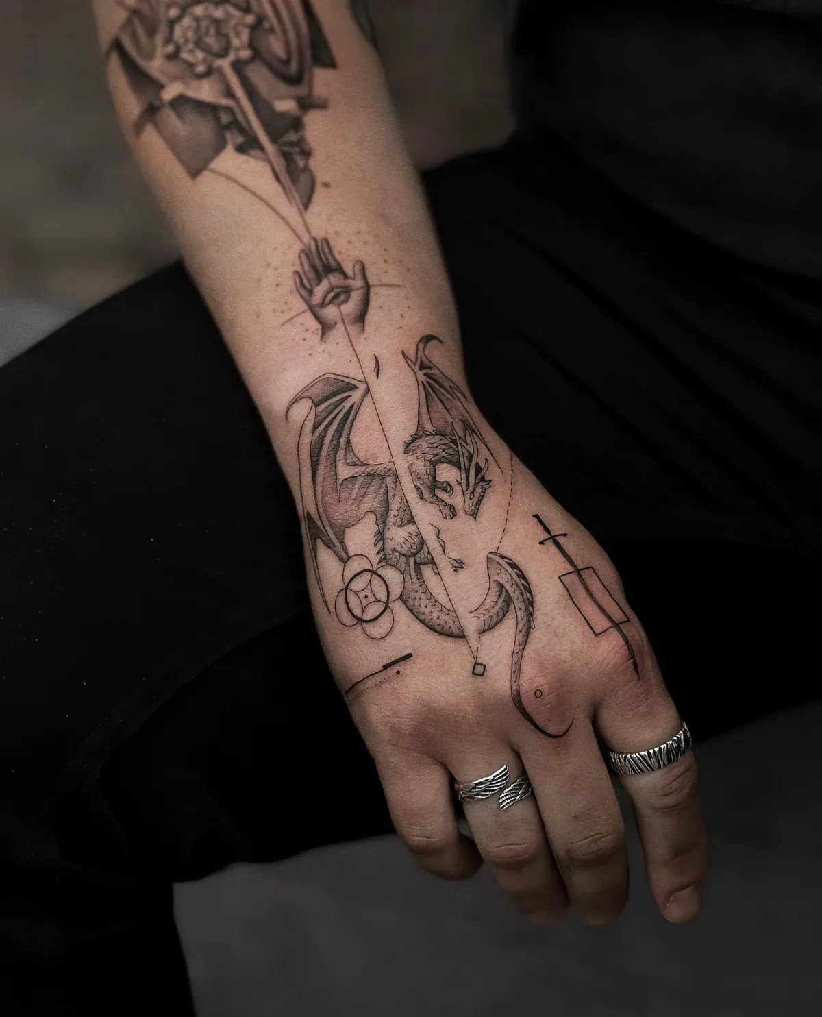 drachen tattoo am unterarm hand tattoo ideen