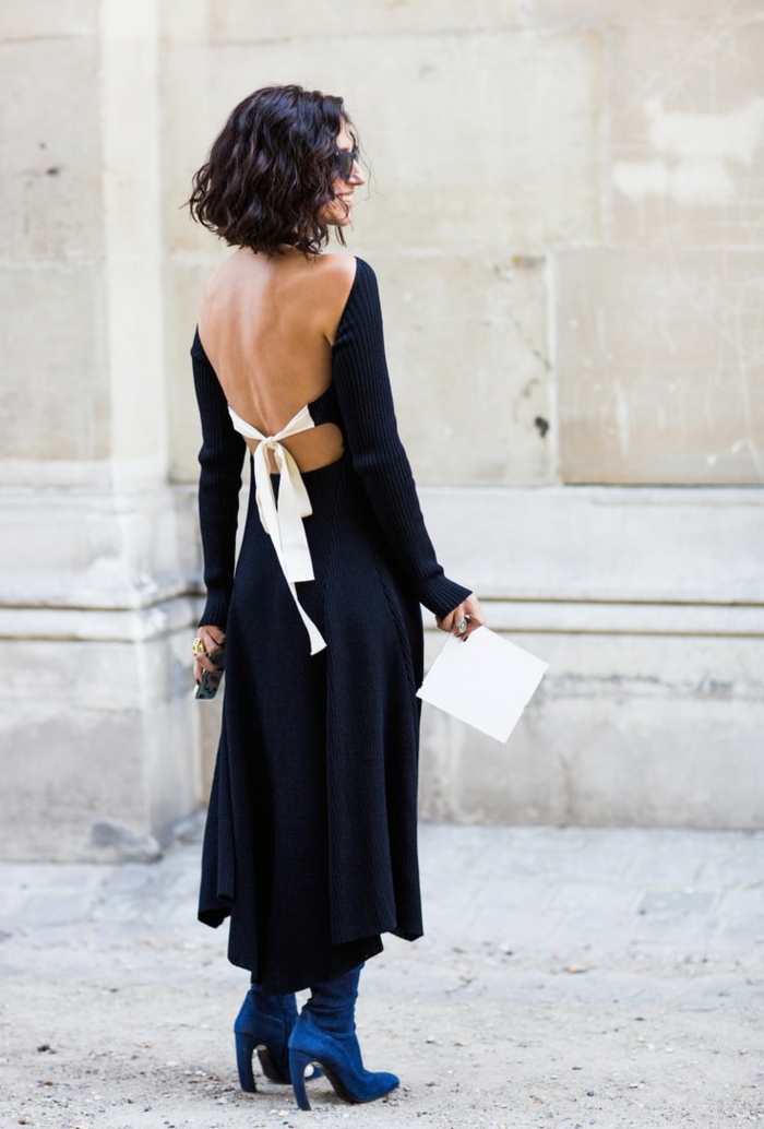 Elegante Frau im langen schwarzen schulterfreien Kleid mit weißer Schleife, Kurze Frisuren Frauen, blaue Stiefel