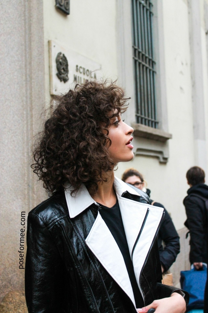 Haarschnitt Locken, schwarz weiße Lederjacke, Street Style Fotografie, Kurzhaarfrisuren für lockiges Haar 