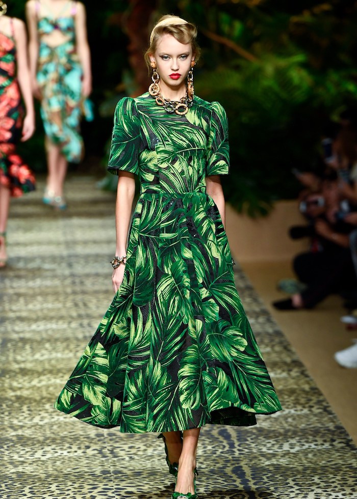 A-Linien Kleid mit tropischem Muster, Modetrends Frühjahr 2020, langes Kleid mit kurzen Ärmeln 
