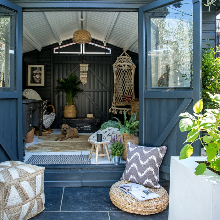 Gartenhaus Umwandlung, französische Türe in blau, Gartengestaltung Ideen Bilder, grüne Pflanzen, gemütlicher Sitzkissen