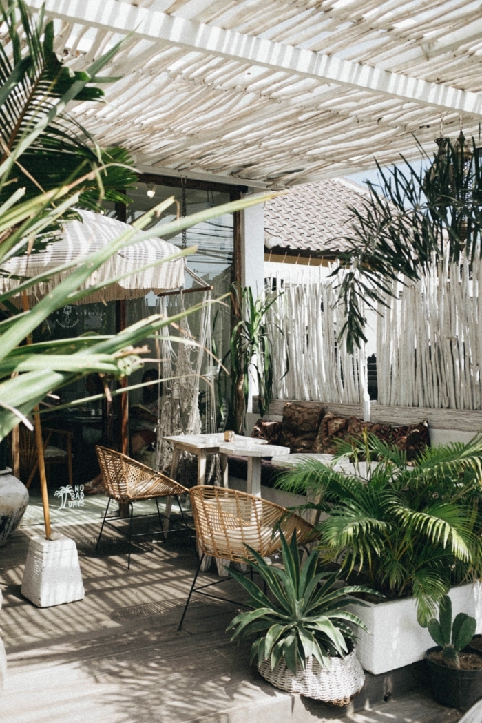 Gartendeko basteln aus Naturmaterialien, Sichtschutz aus Holz bemalt in weiß, moderne Gestaltung eines Gartens, grüne Pflanzen