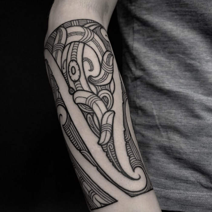 herren tattoo designs, maritime motive, detaillierte tätowierung am unterarm