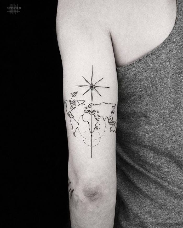kleine tattoos männer, kompass in kombination mit den erdteilen, minimalistische tätowierung