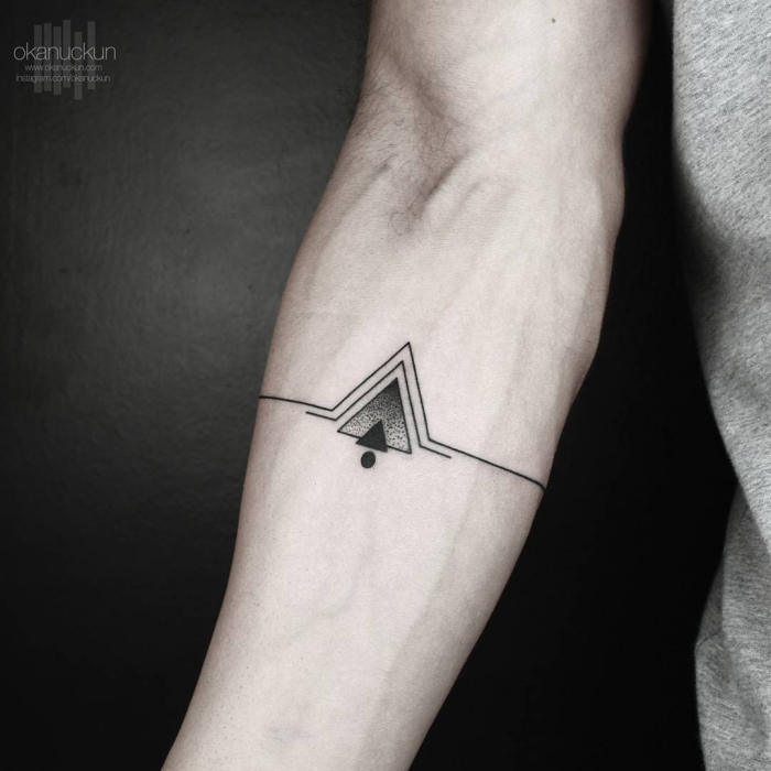 kleine tattoos männer, tätowierung in silmplem design, dreiecke und linien, minimalitisches symbol