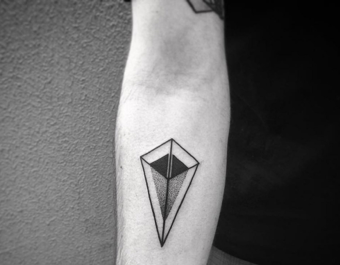 kleine tattoos männer, minimalistische tätowierung in schwarz und grau, geometrisches motiv