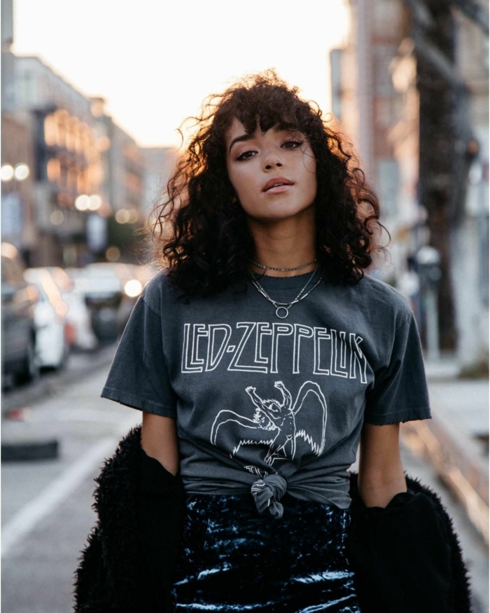 Moderne Kurzhaarfrisuren für lockiges Haar, Styling Inspiration, schwarzes Led Zeppelin T-Shirt, Rock besetzt mit Pailletten in schwarz 