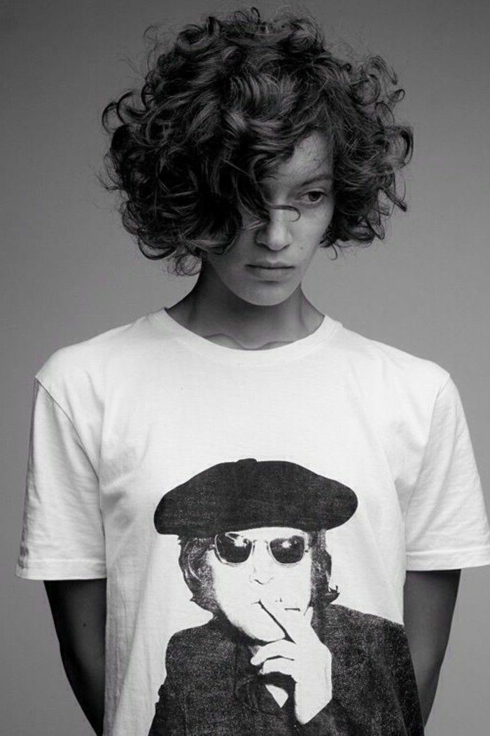 Frisuren Locken kurz, Schwarz weiße Fotografie, weißes T-Shirt mit John Lennon Bild, Kurzhaarfrisuren für lockiges Haar, 