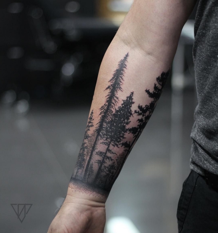 männer tattoo arm, realitische tätowierung mit bäumen als motiv, wald