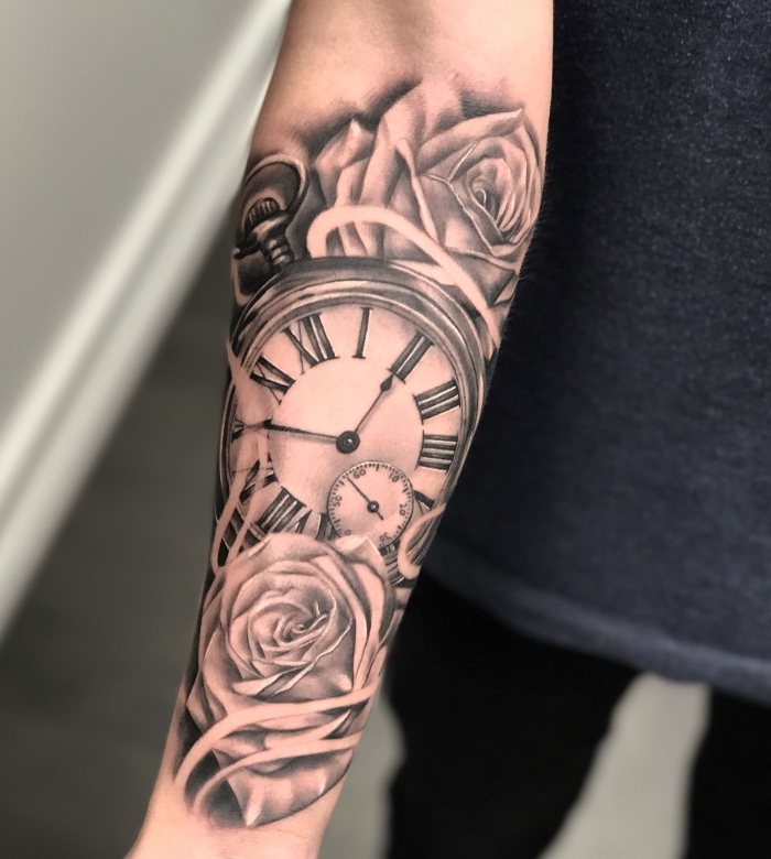 männer tattoo arm tätowierung mit realitische motiven, kompass mit weißen rosen