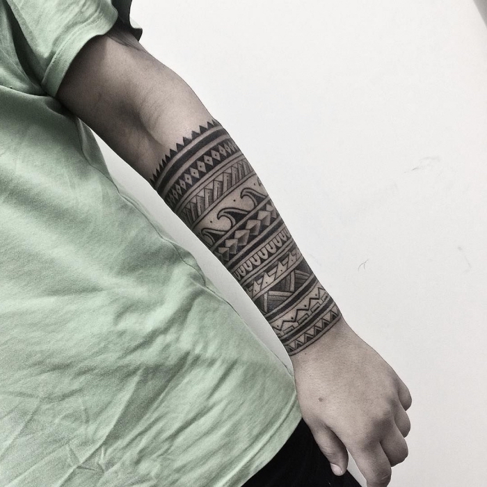männer tattoos motive, tribal band am unterarm, maori elemente, wasserwellen