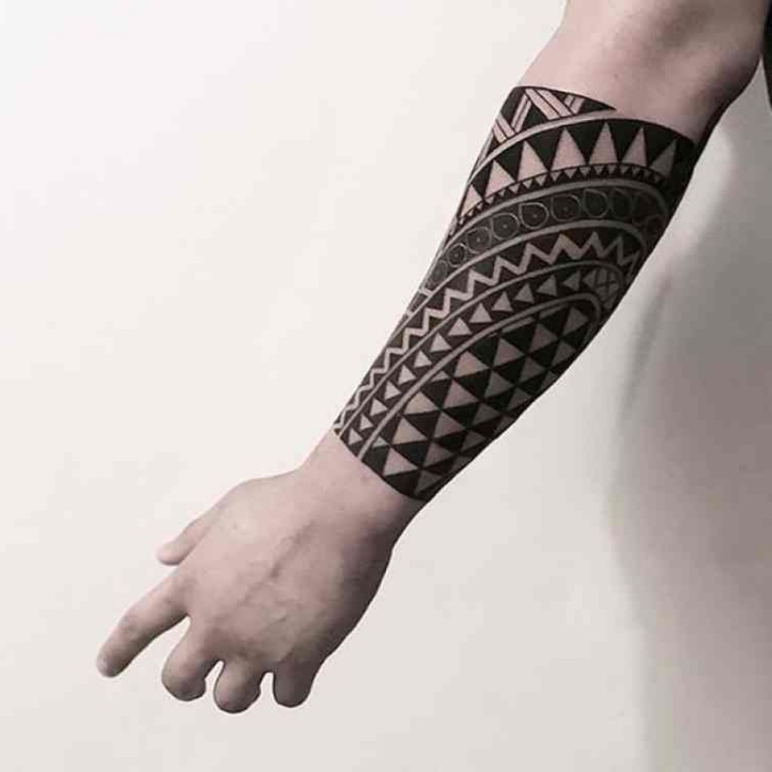 männer tattoos motive, detaillierte tätowierung mit geometrischen elementen, moari