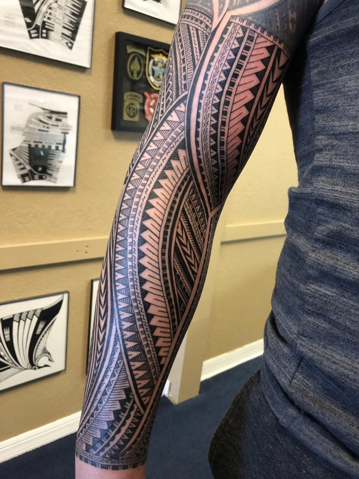 männer tattoos motive, große sleeve tätowierung am arm, geoemtrische elemente 