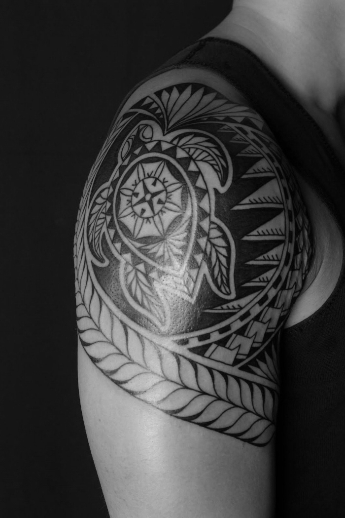 männer tattoos motive, mann mit großer tätowierung, samoanische symbole, schildkröte