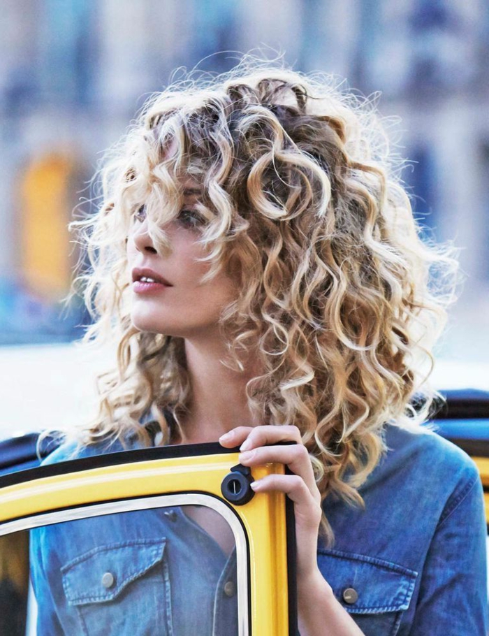 Kurzhaarfrisuren für lockiges Haar, Frau mit blonden Haaren, Moderne Kurzhaarfrisuren, lässiges Outfit in Jeanshemd