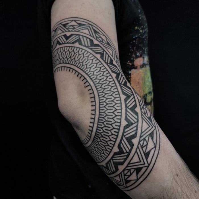 geometrische tätowierung am arm, moderne tattoos für herren, beliebte designs für männer