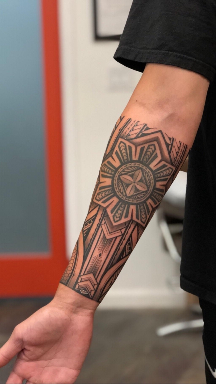 symbole mit beudetung, schwarz graue tätowierung mit geometrischen motiven, moderne tattoos für herren
