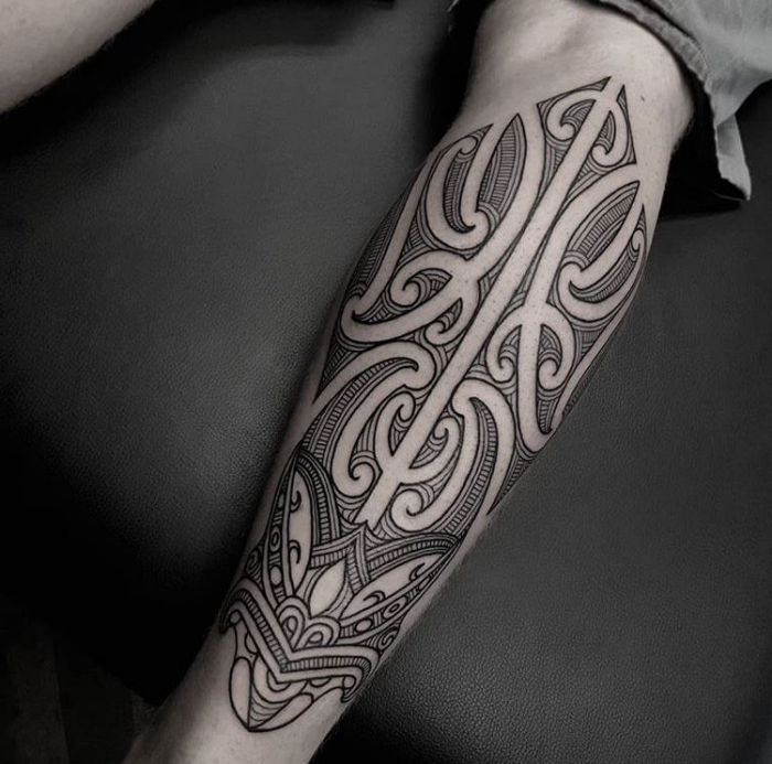 moderne tattoos für herren, tribale elemente, maori tätowierung am bein, schwarz grau