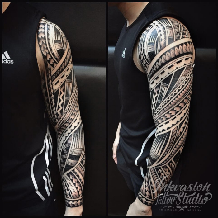 polynesische symbole, muster tattoo blackwork, mann mit großer tätowierung am arm