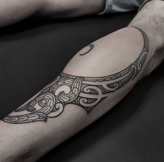 muster tattoo designs für männer, tätowierung mit tribalen motiven am bein