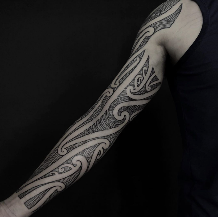 moderne tätowierungen für männer, muster tattoo mann, tribal sleeve in schwarz und grau