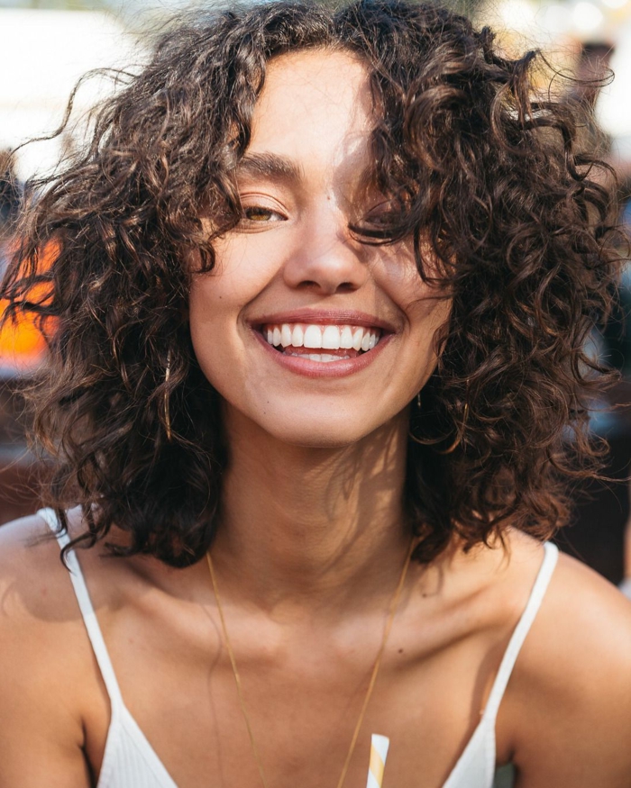 Schöne Frisuren Mit Naturlocken : Naturlocken Frisuren Ab 50: Die Schönsten Stylings Zum Nachmachen