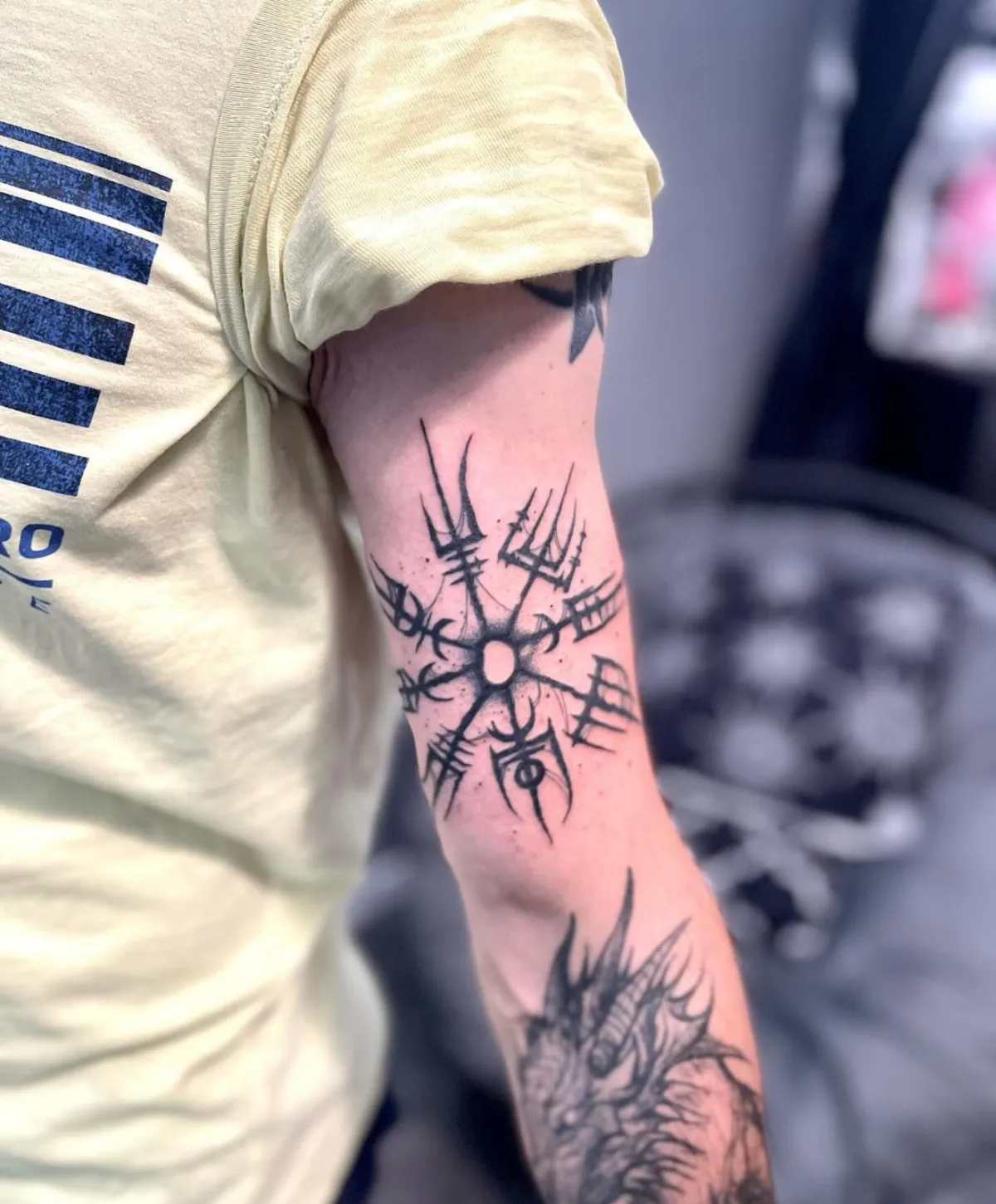 nordischer kompass tattoo vegvisir am oberarm