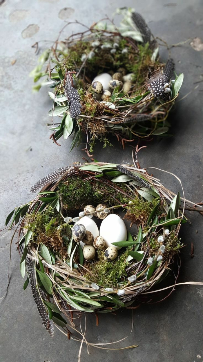 zwei Körbe aus Holz und Blätter, kleine und große Eier im Kranz, Osterkörbchem basteln aus Naturmaterialien