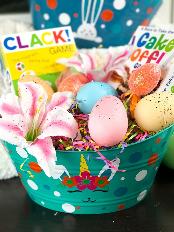 Osterkörbchen basteln mit Krippenkindern, Vorlage für Osterhase Abbild, Korb gefüllt mit Spielen und bunten Eiern, pinke Blume